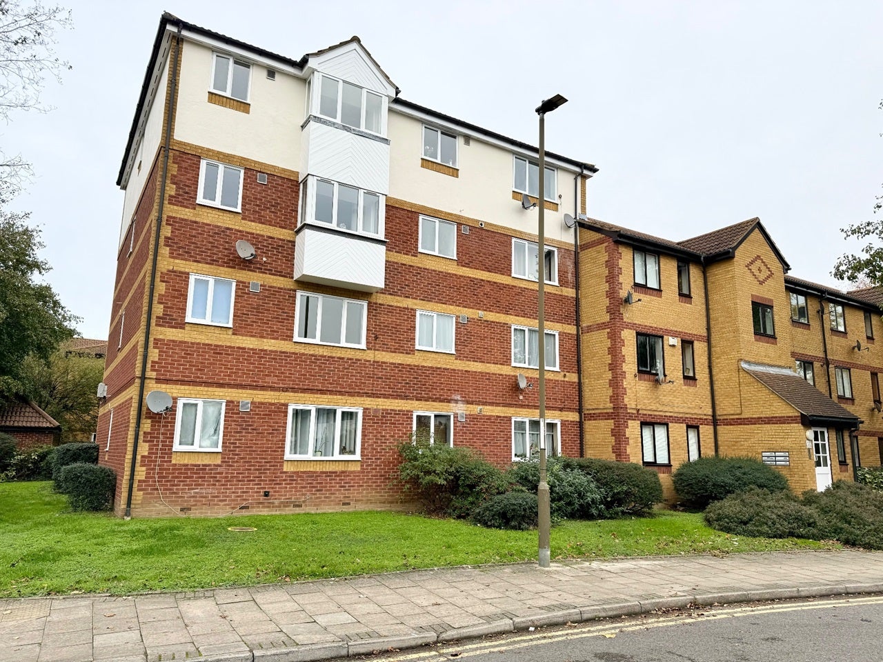 Flat Harlinger Street in Greater London
