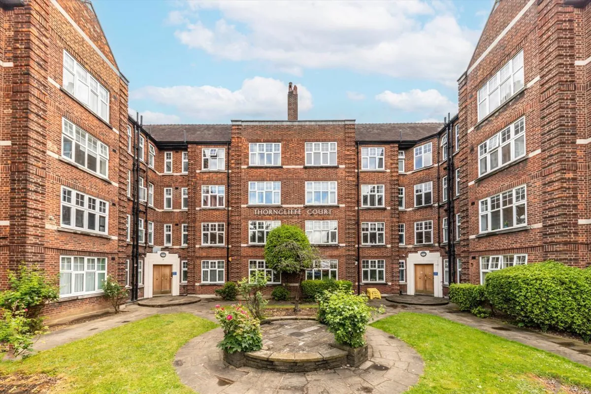 Flat Thorncliffe Road in Greater London