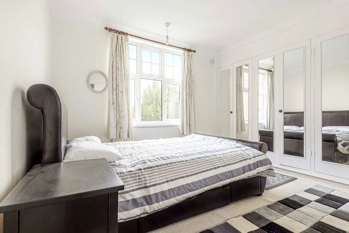 Flat Thorncliffe Road in Greater London