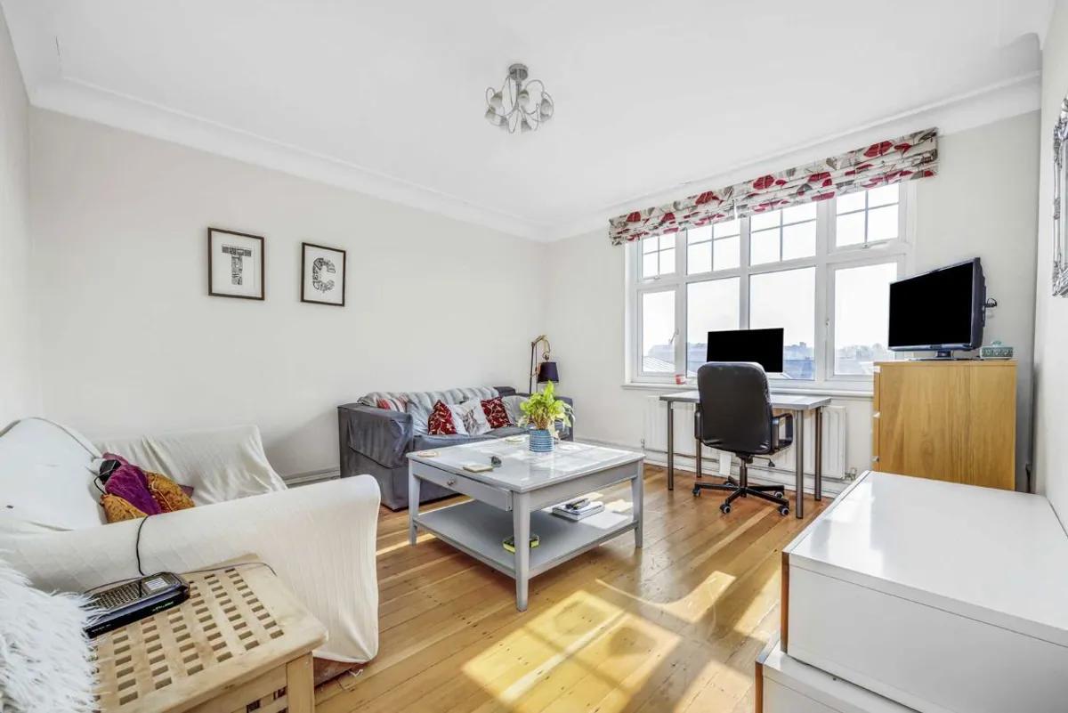 Flat Thorncliffe Road in Greater London