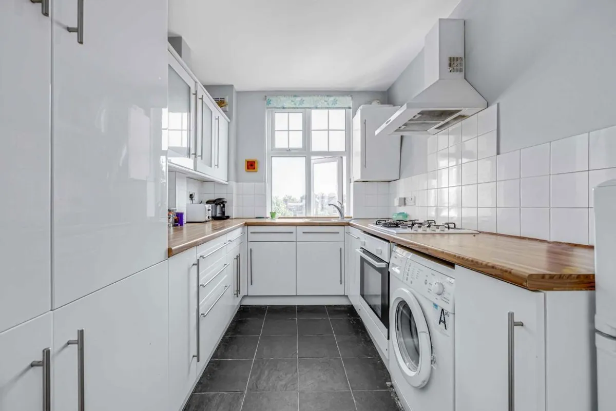 Flat Thorncliffe Road in Greater London
