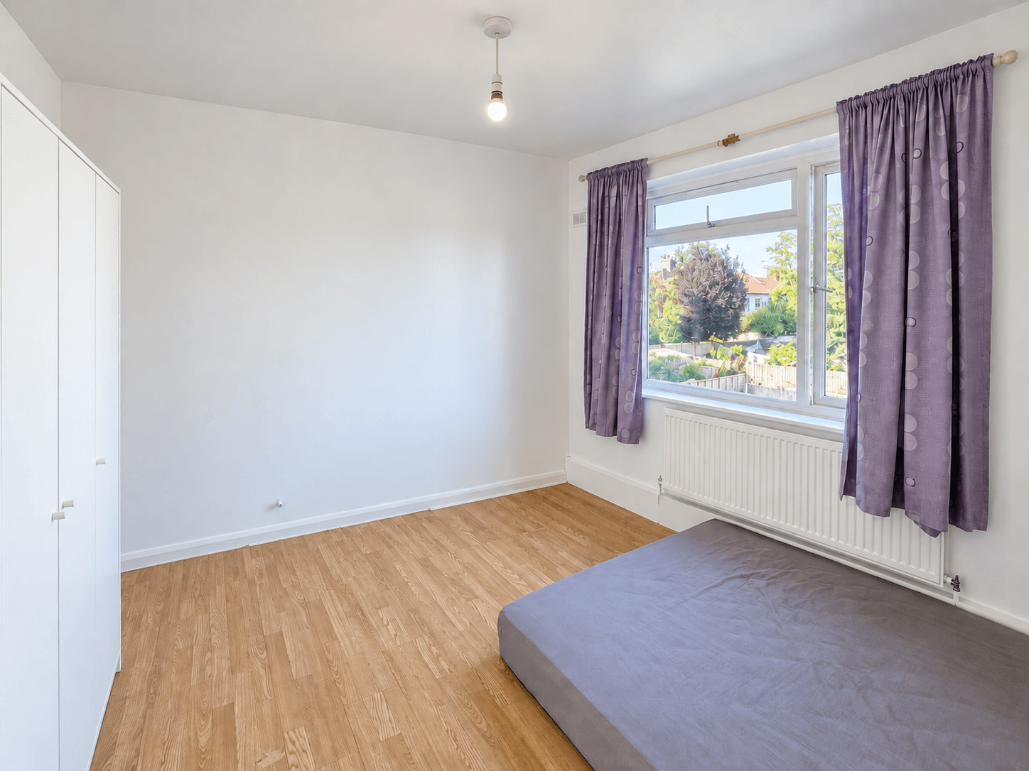 Flat Charterhouse Avenue in Greater London