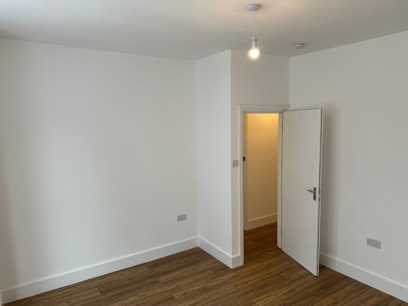 Flat Lyttelton Road in Greater London