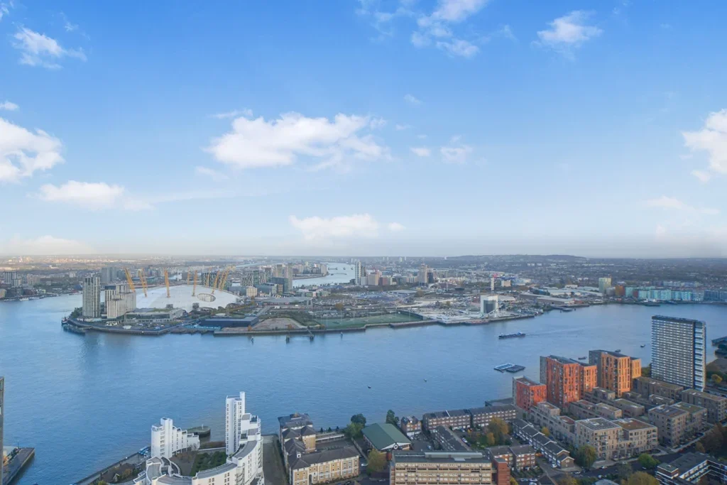 Flat Cold Harbour in Greater London