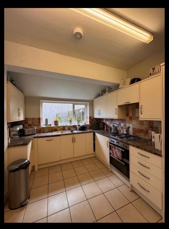 Room Dongola Road in Bristol