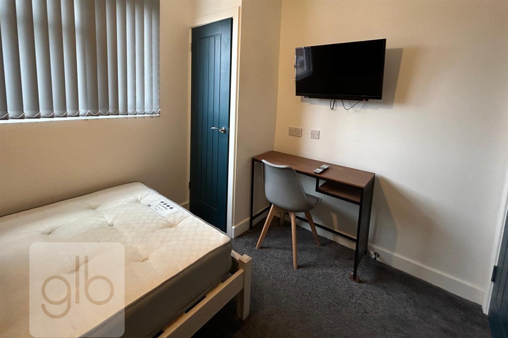Room Humber Road in Coventry