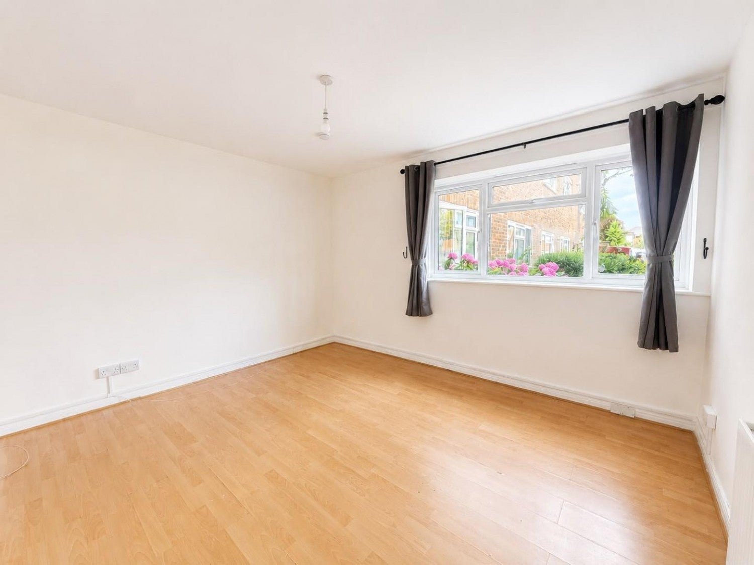 Flat Maple Court in Greater London