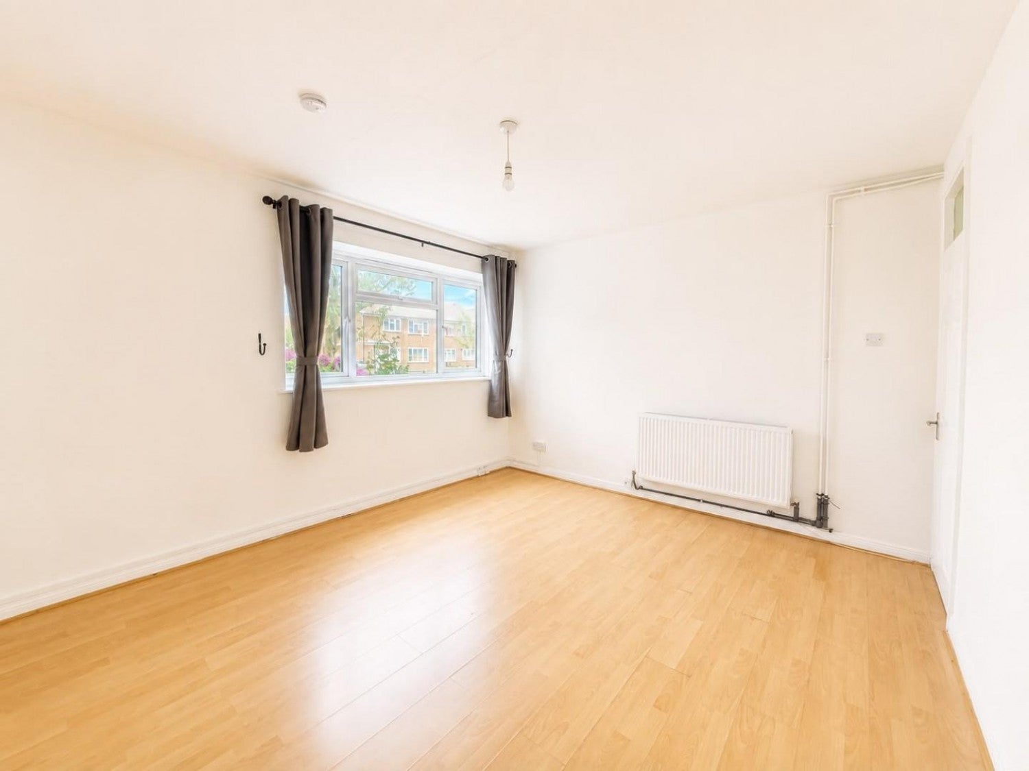 Flat Maple Court in Greater London