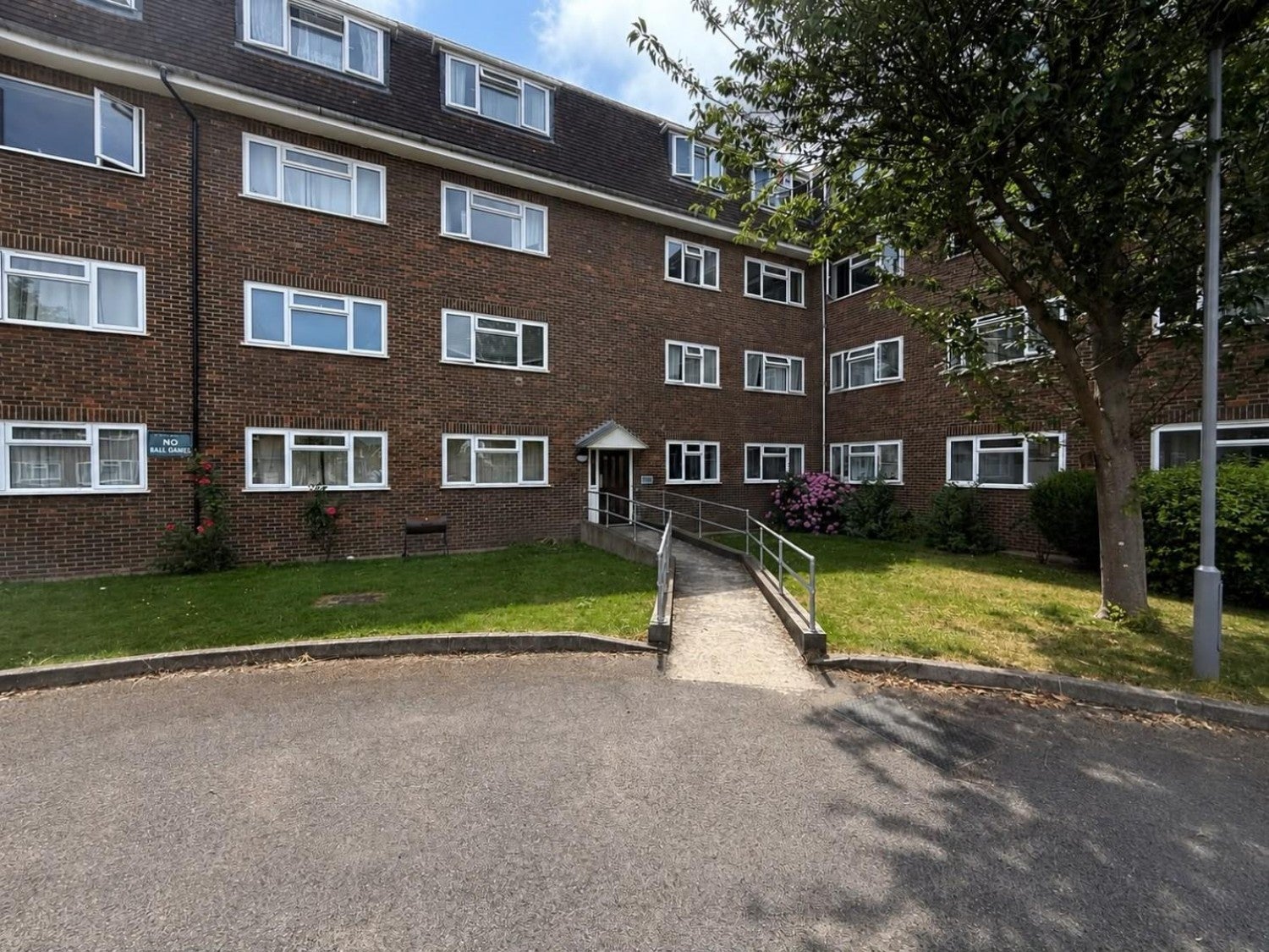 Flat Maple Court in Greater London