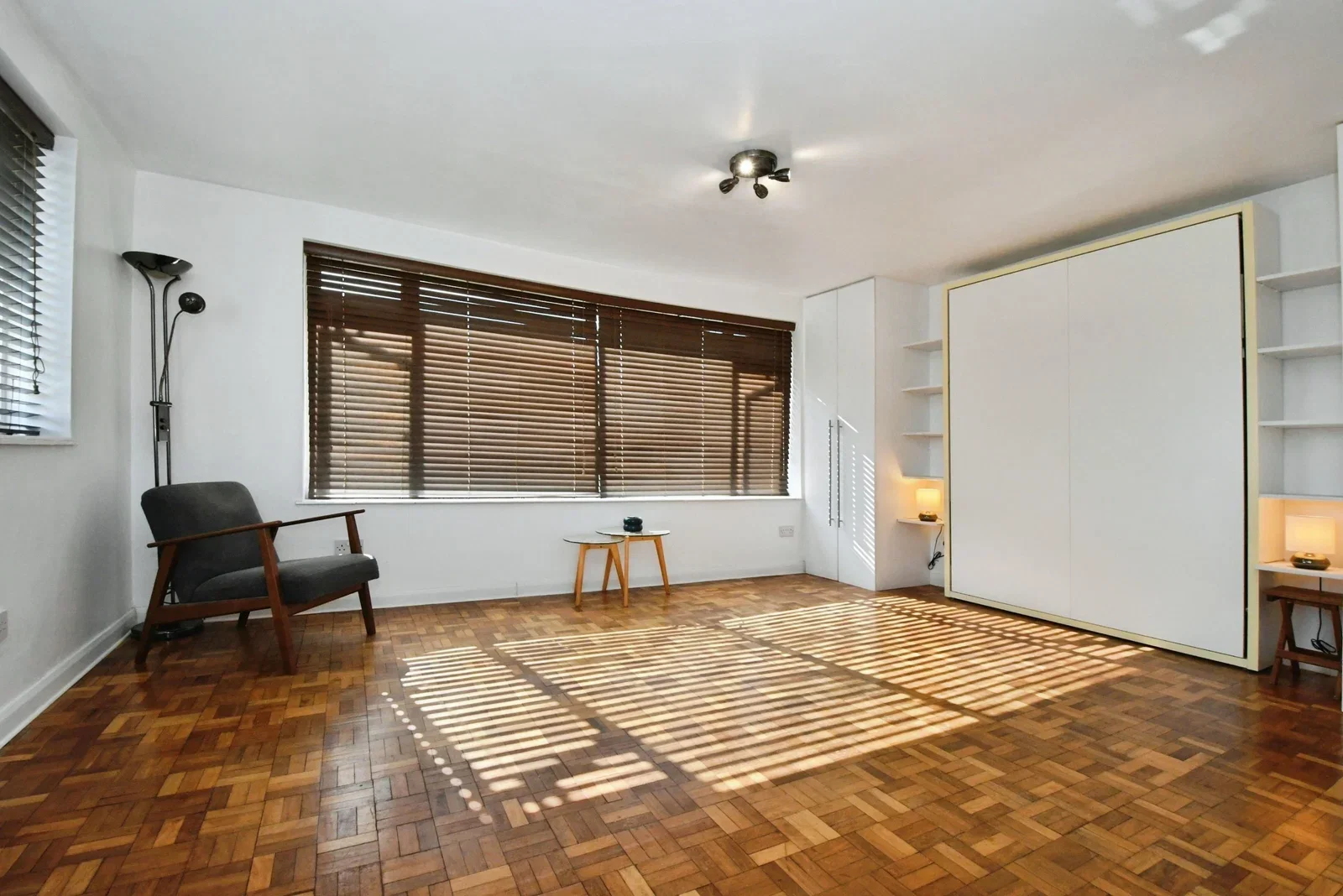 Flat Kneller Road in Greater London