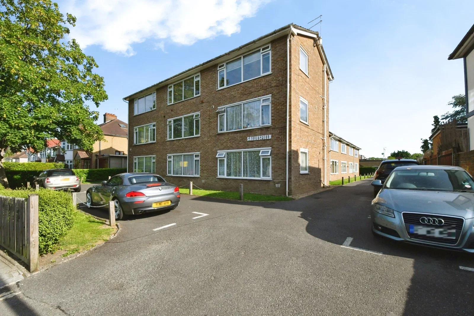 Flat Kneller Road in Greater London