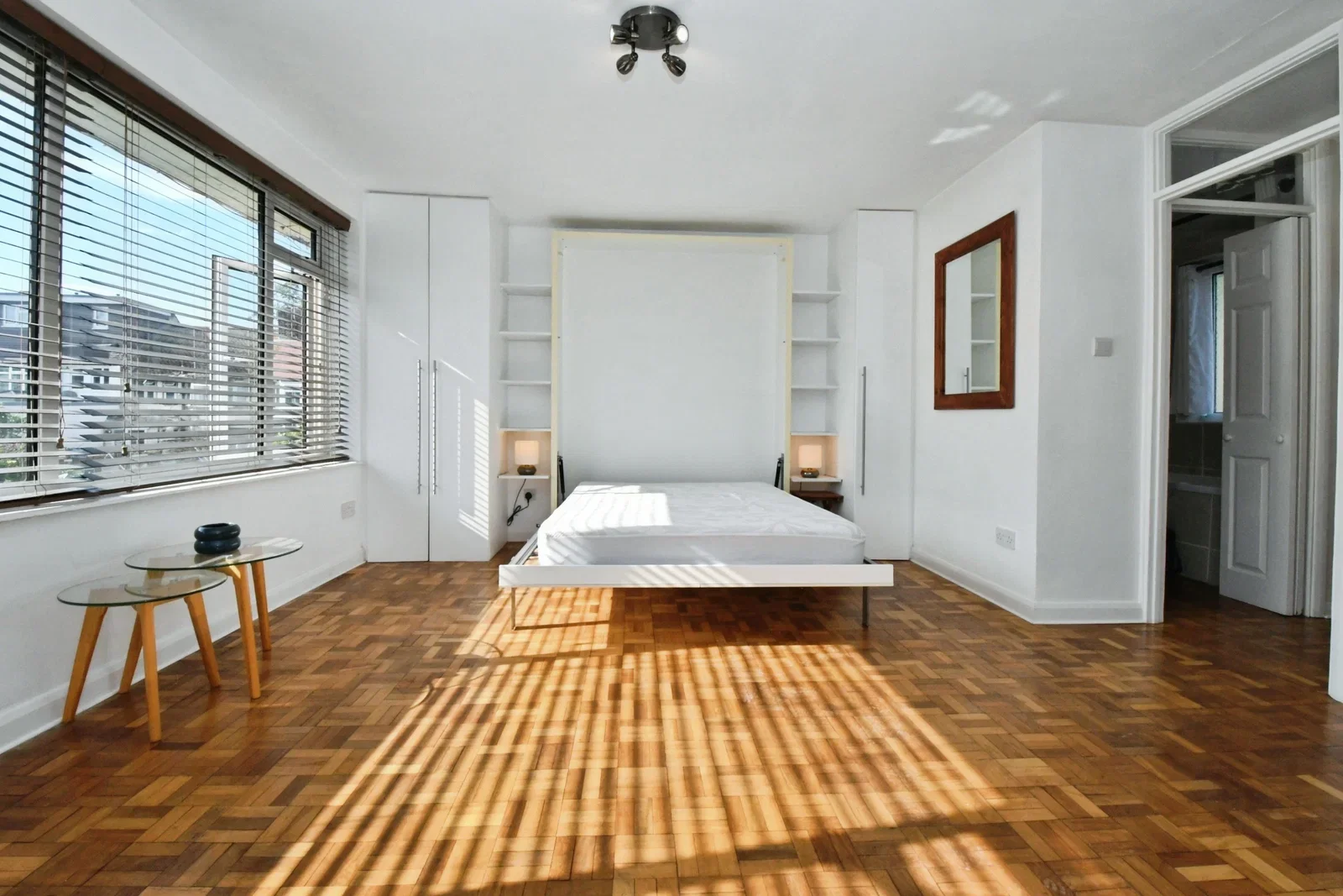 Flat Kneller Road in Greater London