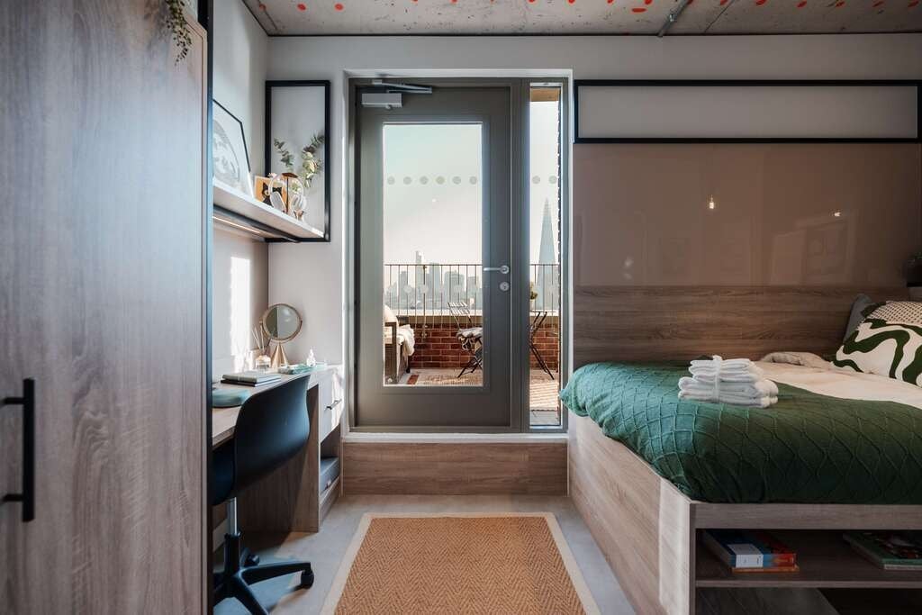 Room Avonmouth Street in Greater London