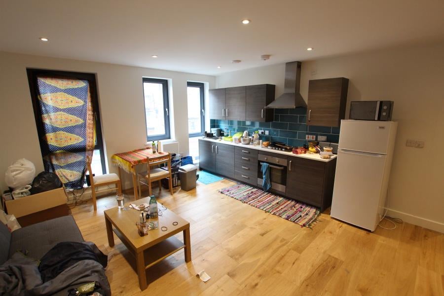 Flat Chertsey Road in Woking