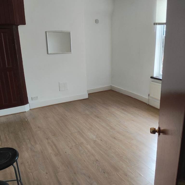 Flat Dale Terrace in Nottingham