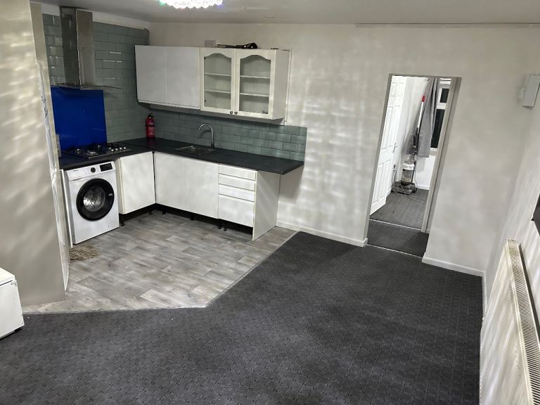 Flat Buckhurst Road in Manchester