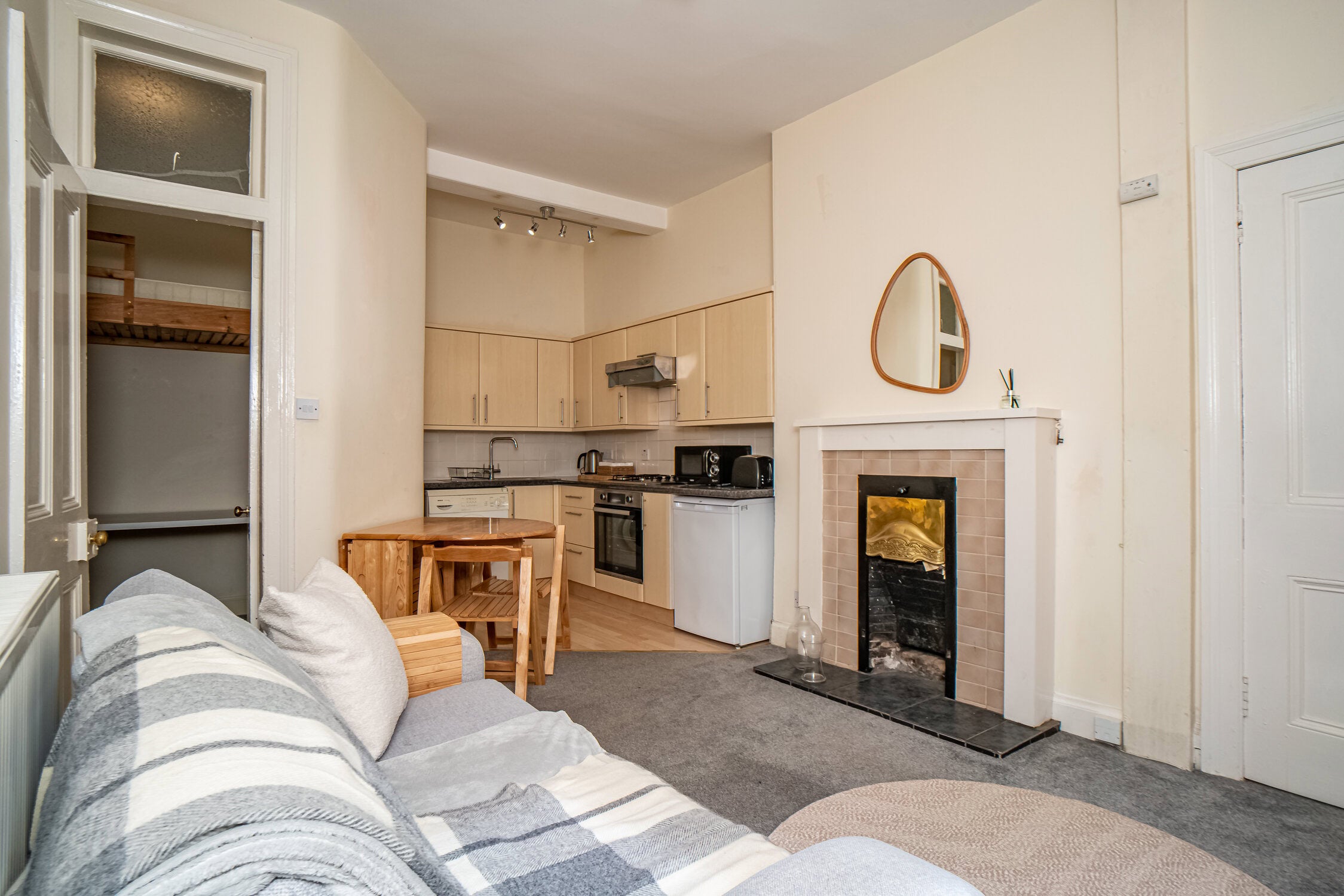 Flat Comiston Terrace in City of Edinburgh