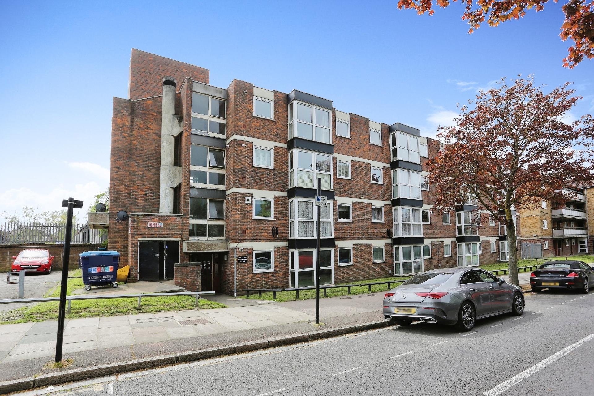Flat Middle Park Avenue in Greater London