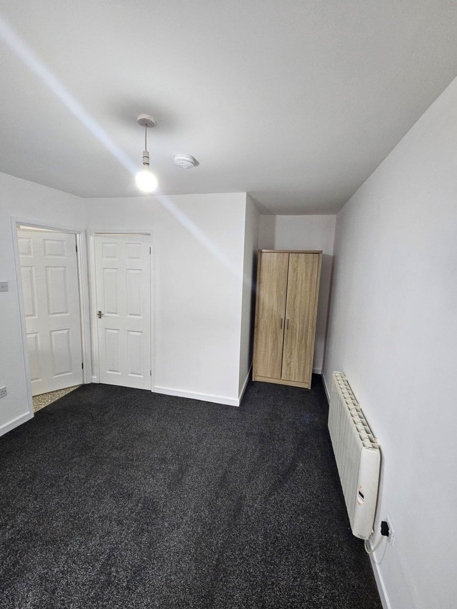 Flat Holmsdale Road in Coventry