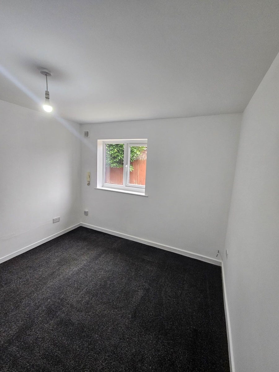 Flat Holmsdale Road in Coventry