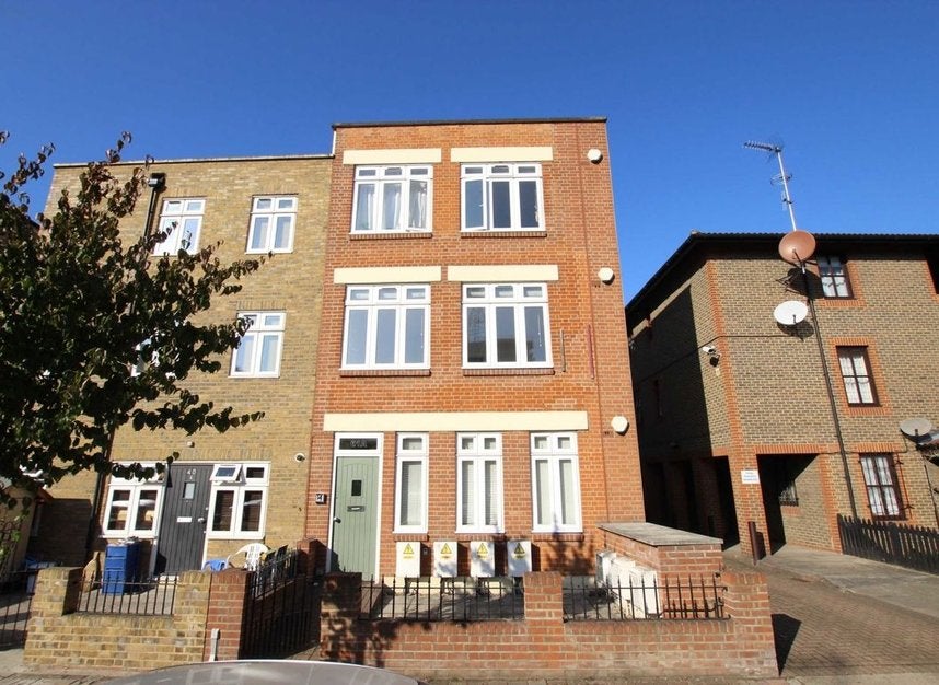 Flat Watercress Place in Greater London