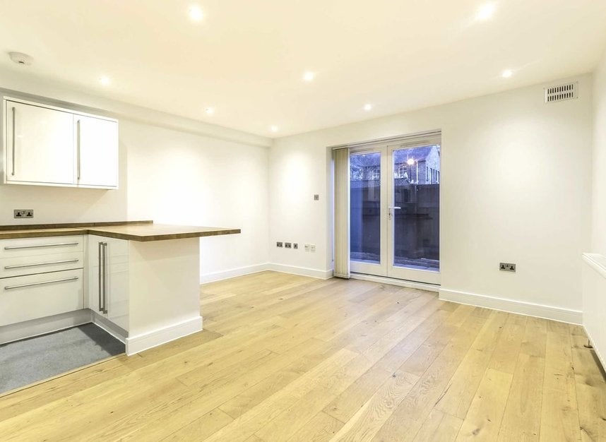 Flat Watercress Place in Greater London