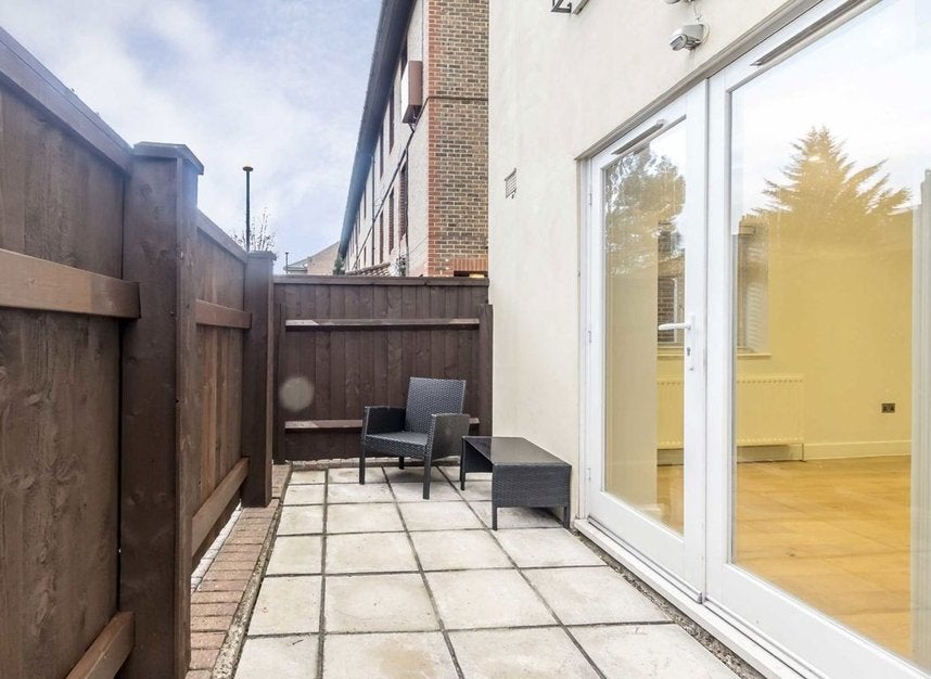 Flat Watercress Place in Greater London