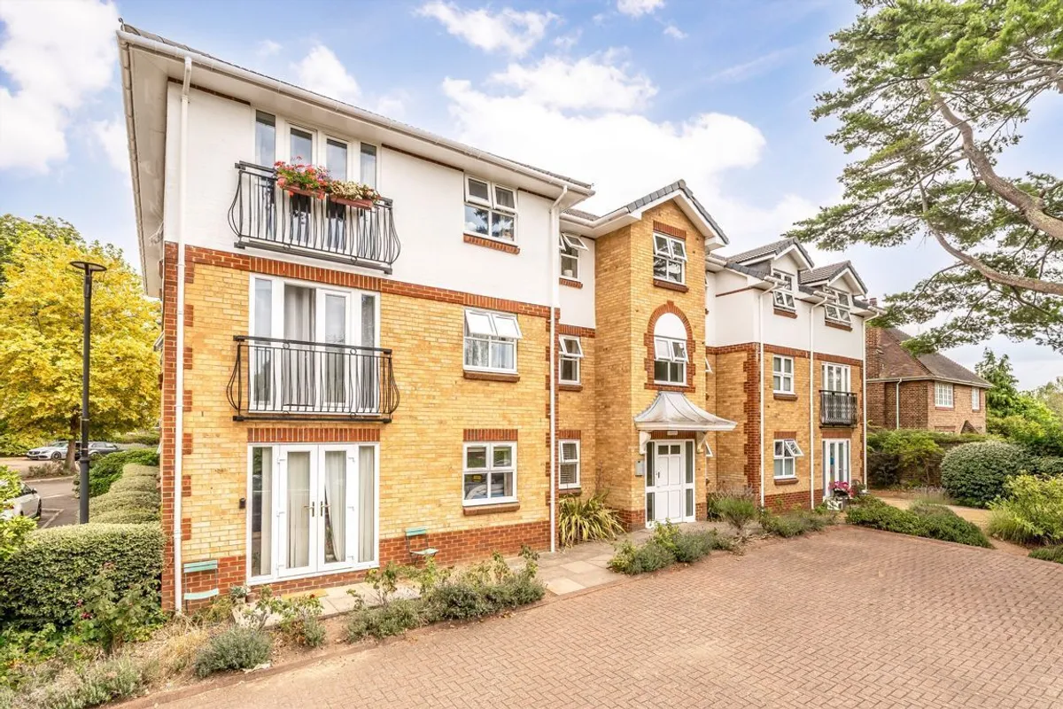 Flat Fairfax Road in Greater London