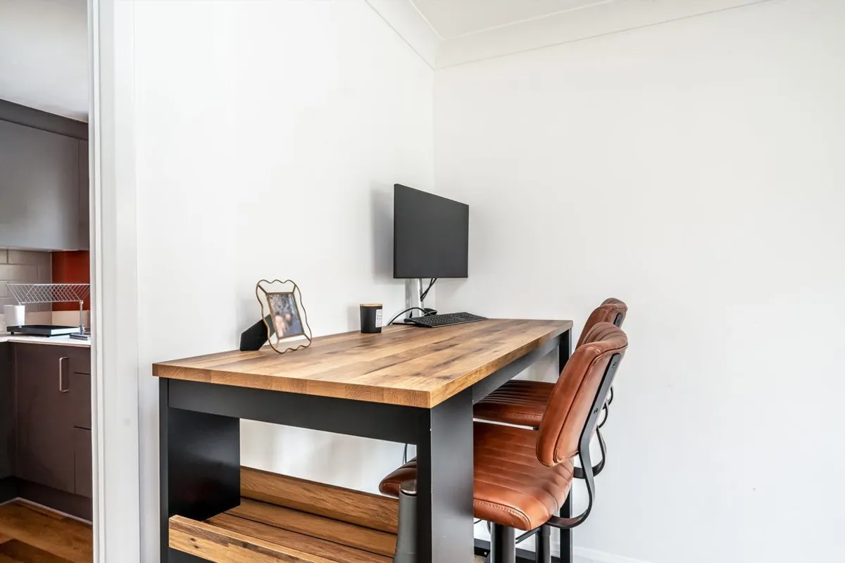 Flat Fairfax Road in Greater London