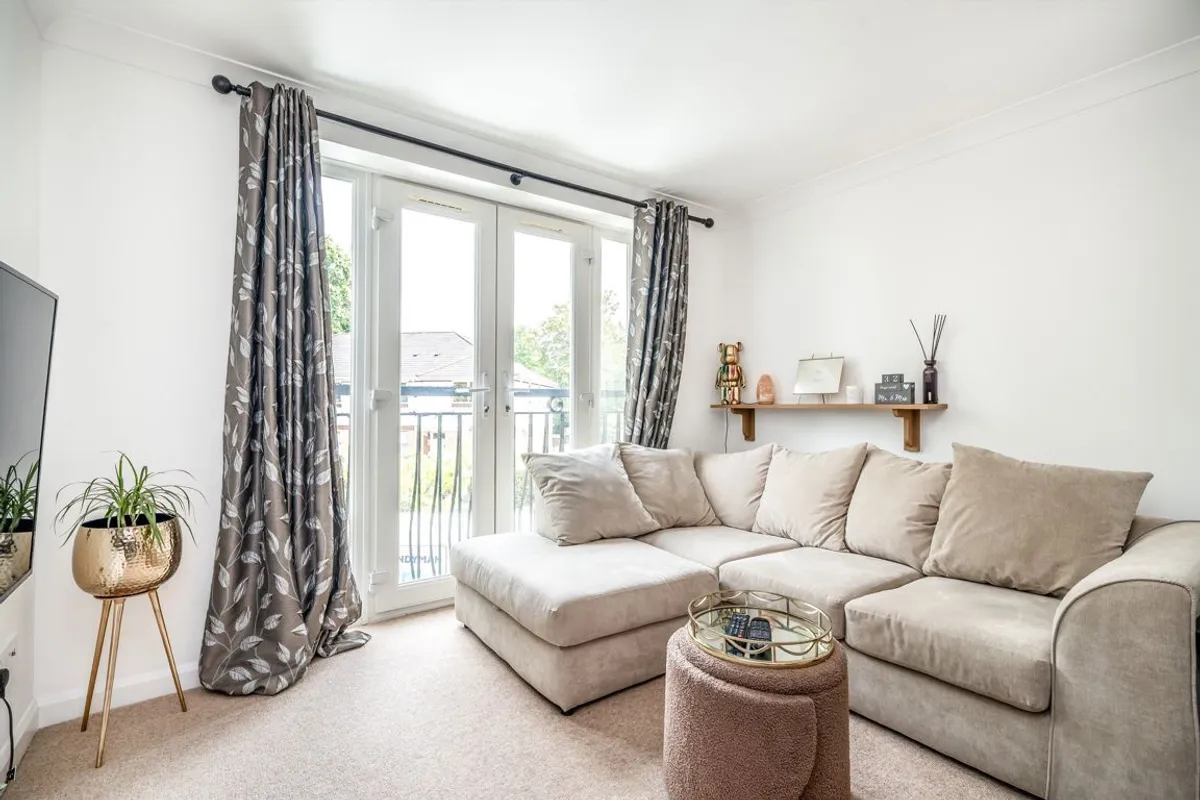 Flat Fairfax Road in Greater London
