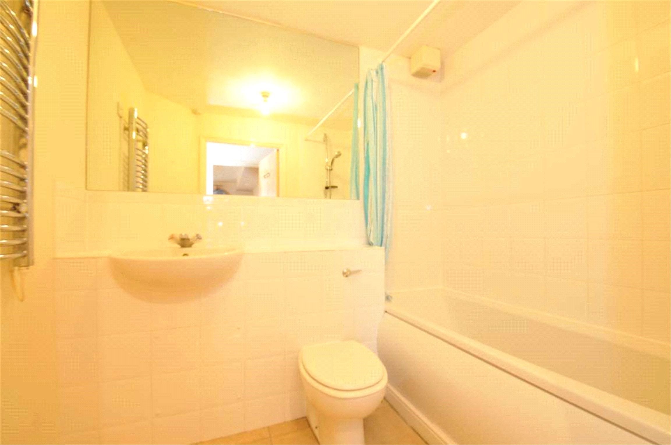 Flat Dennett Road in Greater London