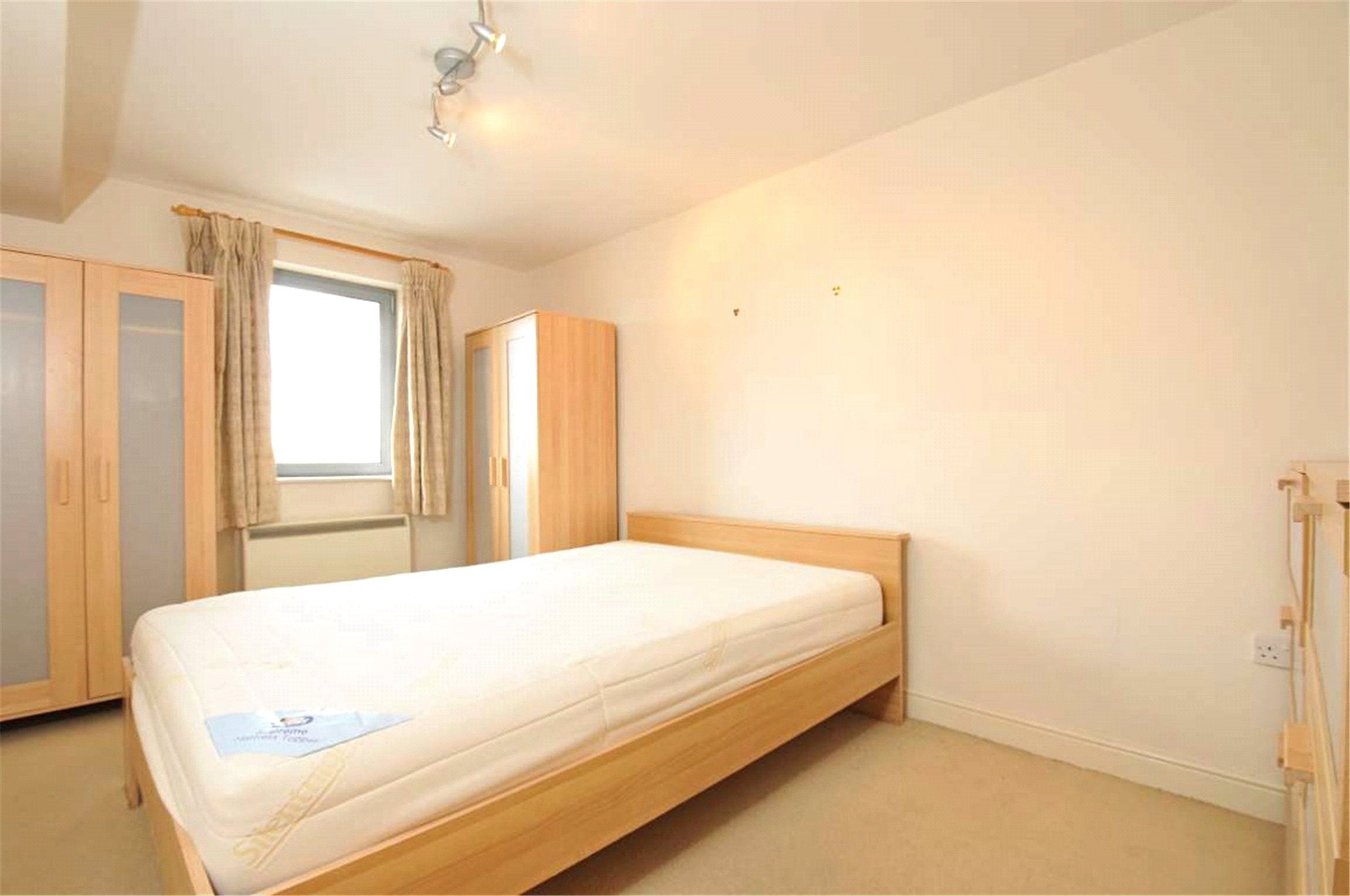 Flat Dennett Road in Greater London