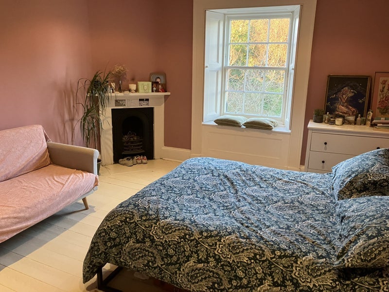 Room Inverleith Row in City of Edinburgh