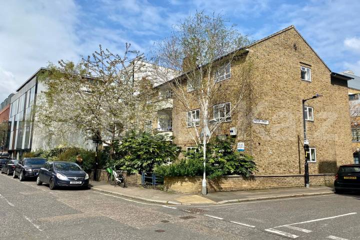 Flat Borough High Street in Greater London