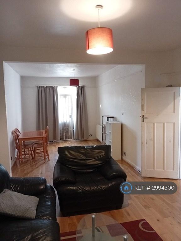 House Gantshill Crescent in Greater London