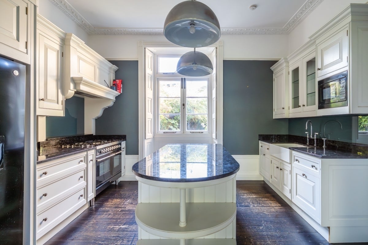 House Crescent Grove in Greater London