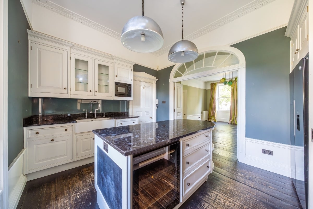 House Crescent Grove in Greater London