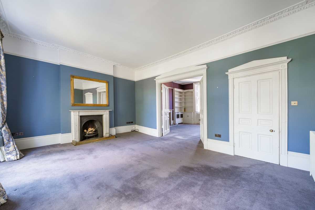 House Crescent Grove in Greater London
