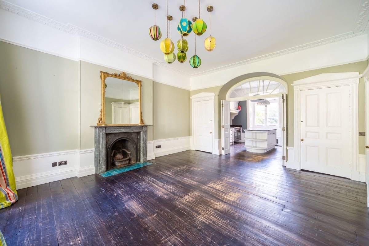 House Crescent Grove in Greater London