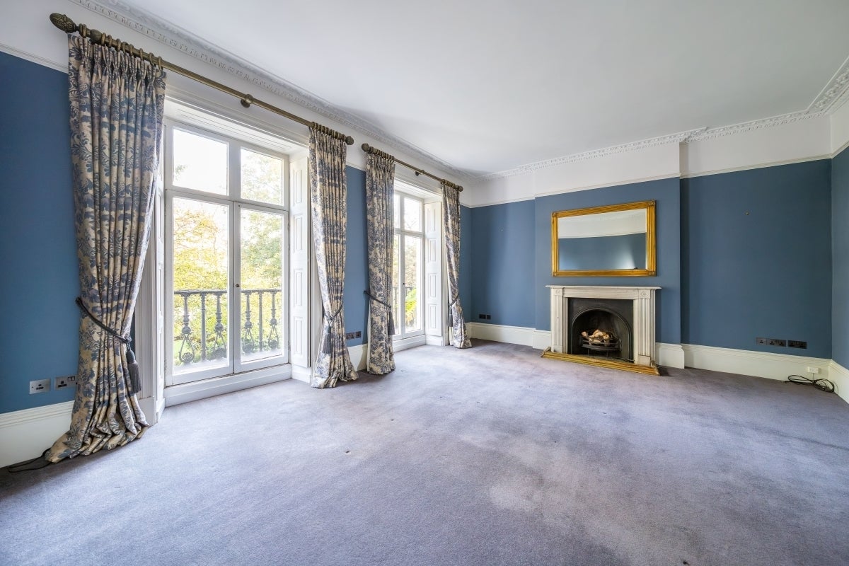 House Crescent Grove in Greater London