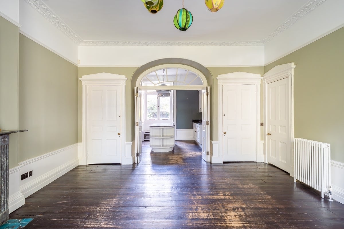 House Crescent Grove in Greater London