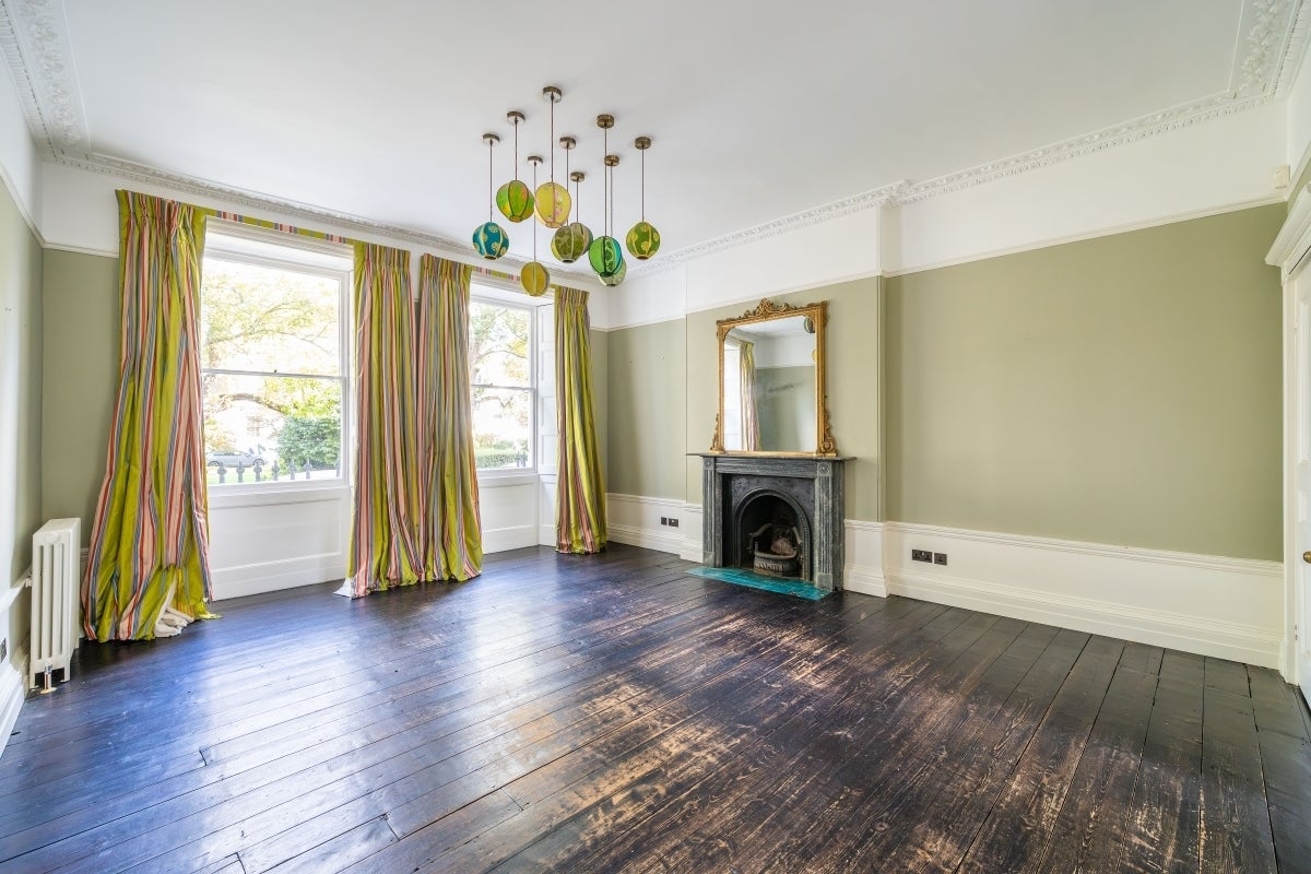 House Crescent Grove in Greater London