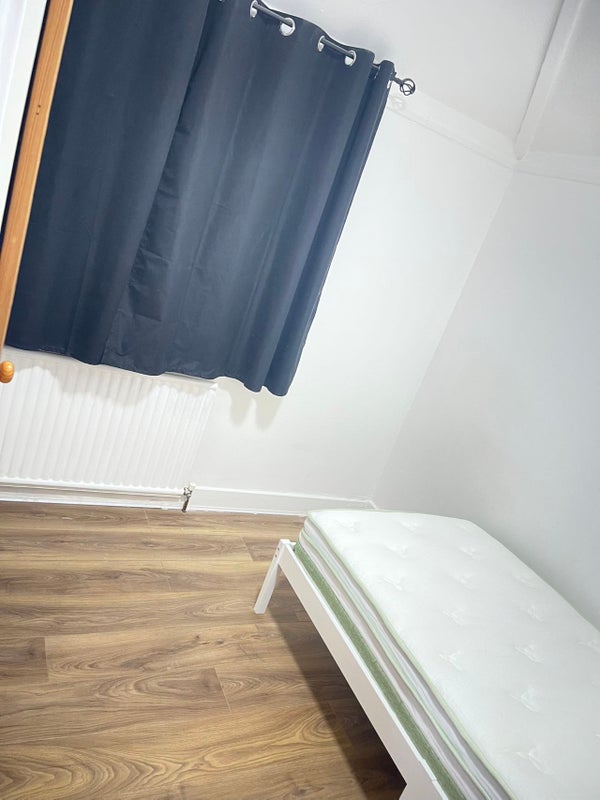 Room Chalkhill Road in Greater London