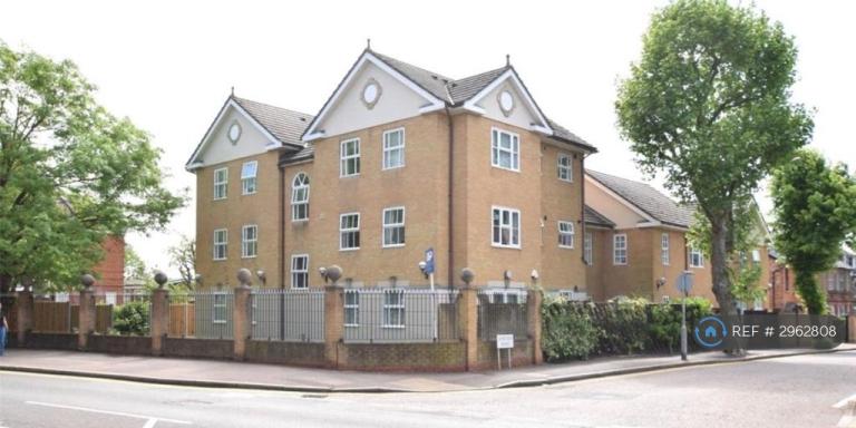 Flat Junction Road in Greater London