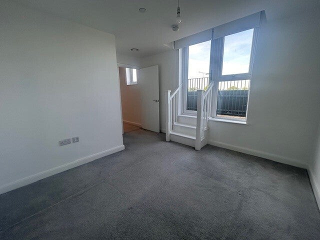 Flat Chestnut Avenue in Luton