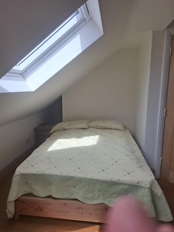 Room Edward Avenue in Greater London