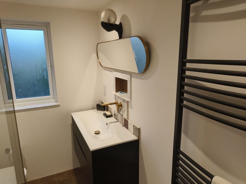 Room Edward Avenue in Greater London