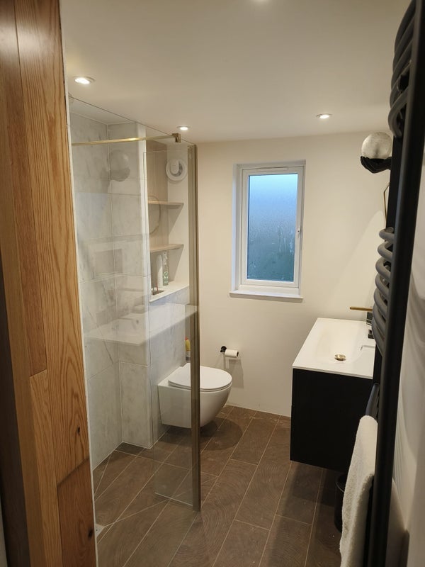 Room Edward Avenue in Greater London