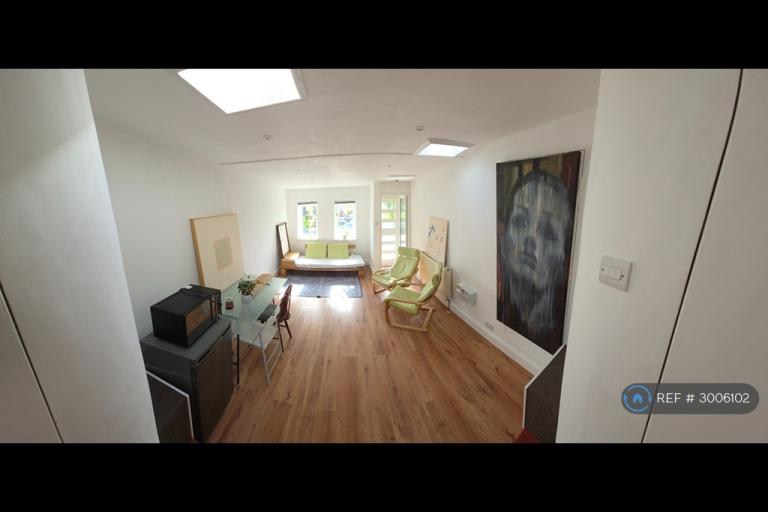Flat East Hill in Greater London