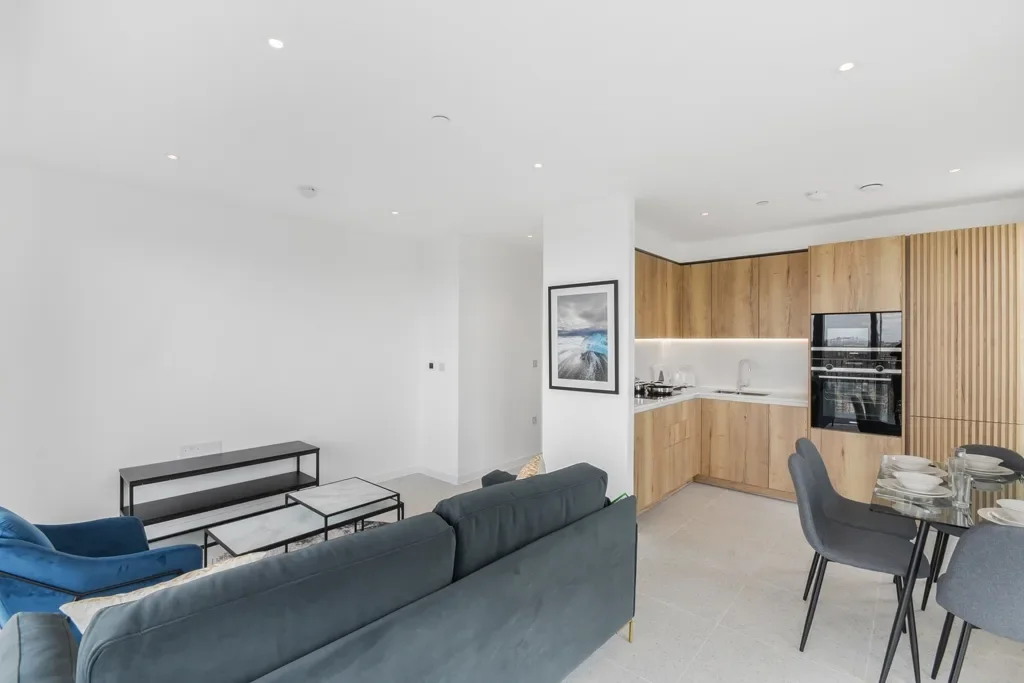 Flat Tapestry Way in Greater London